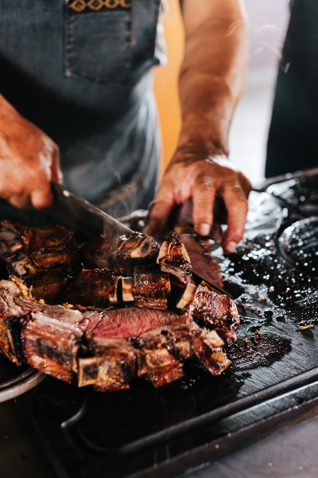 Asado a la estaca preparado en la parrilla Arandu Po