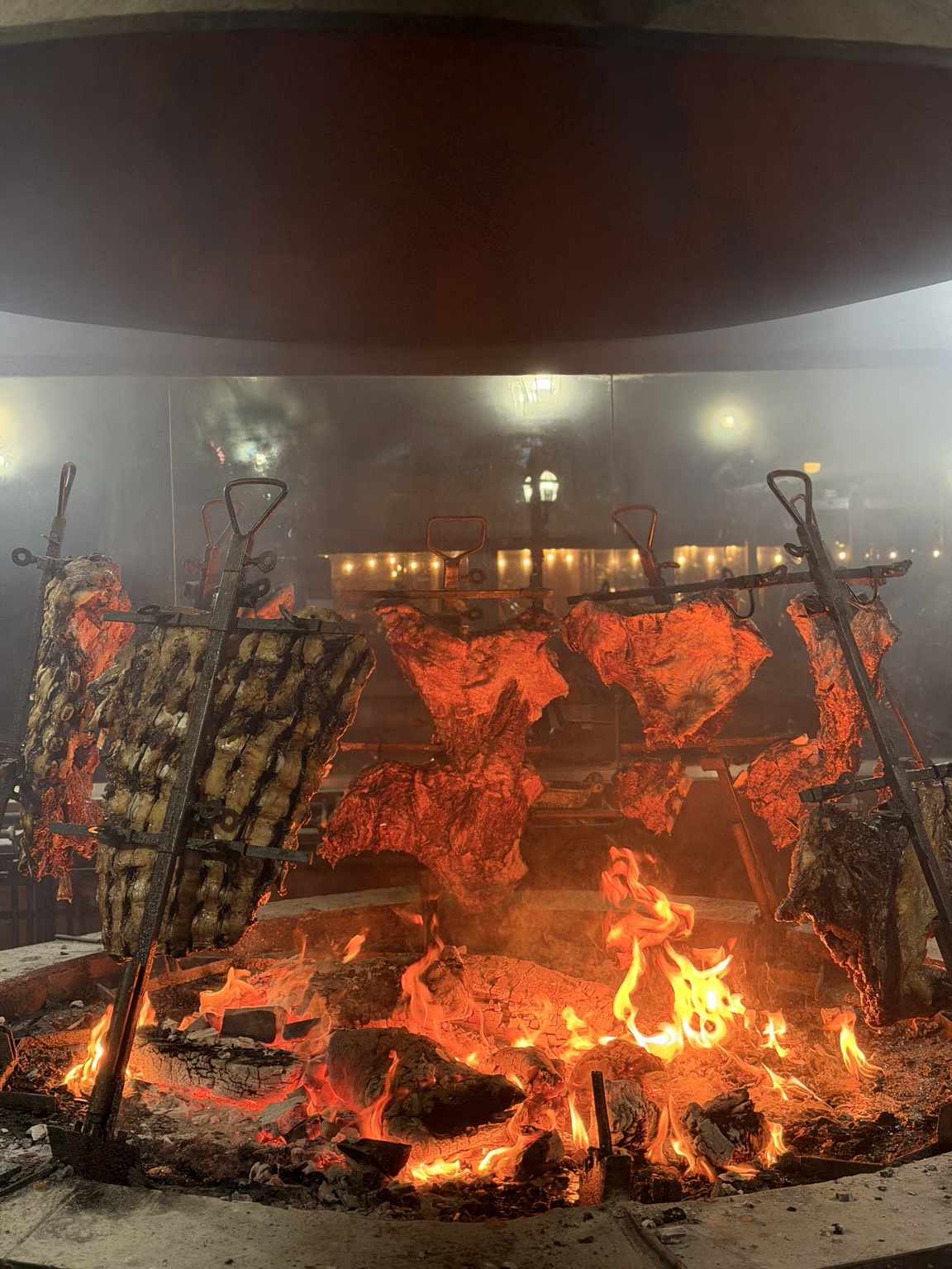 Asado a la estaca preparado durante la noche