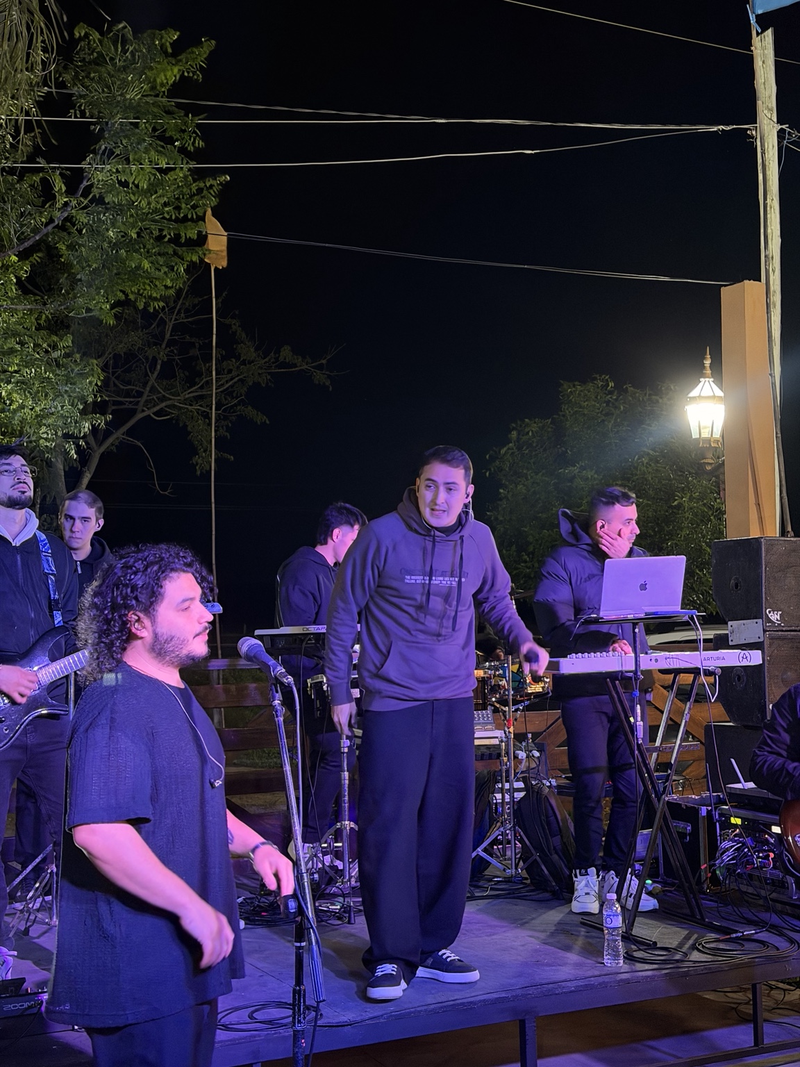 Músicos en vivo durante una cena show en Arandu Po