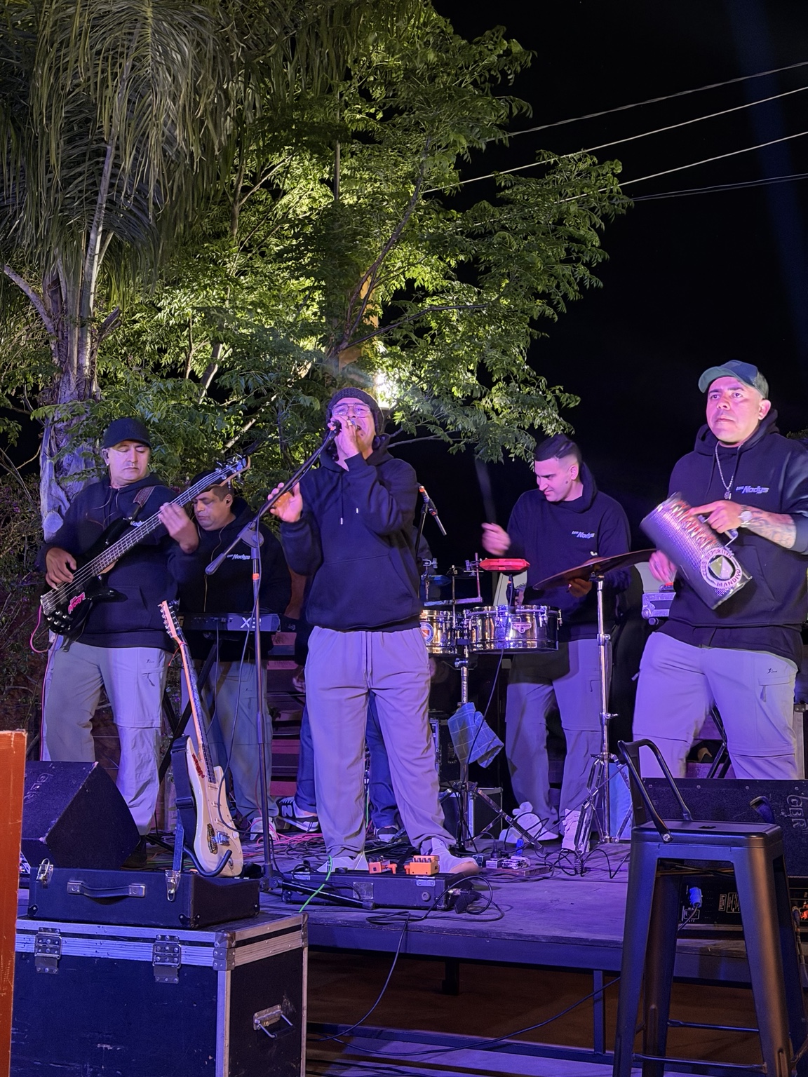 Banda tocando en el escenario de Arandu Po