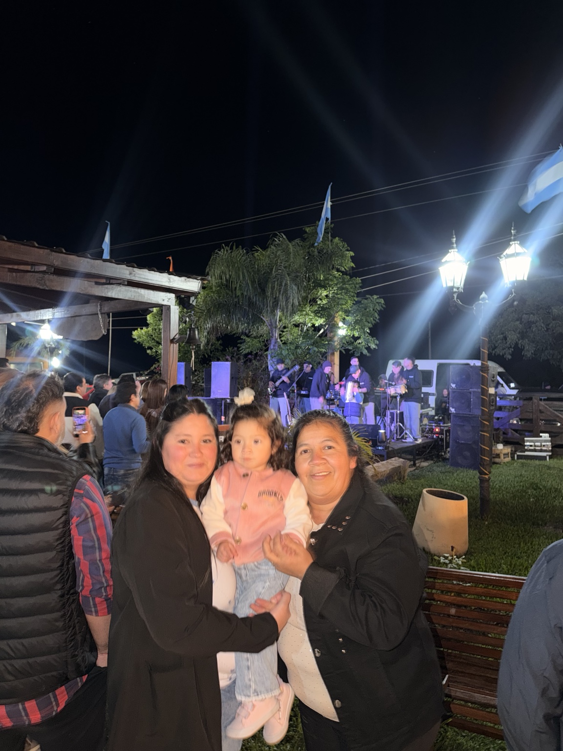 Familia disfrutando de una cena show en Arandu Po