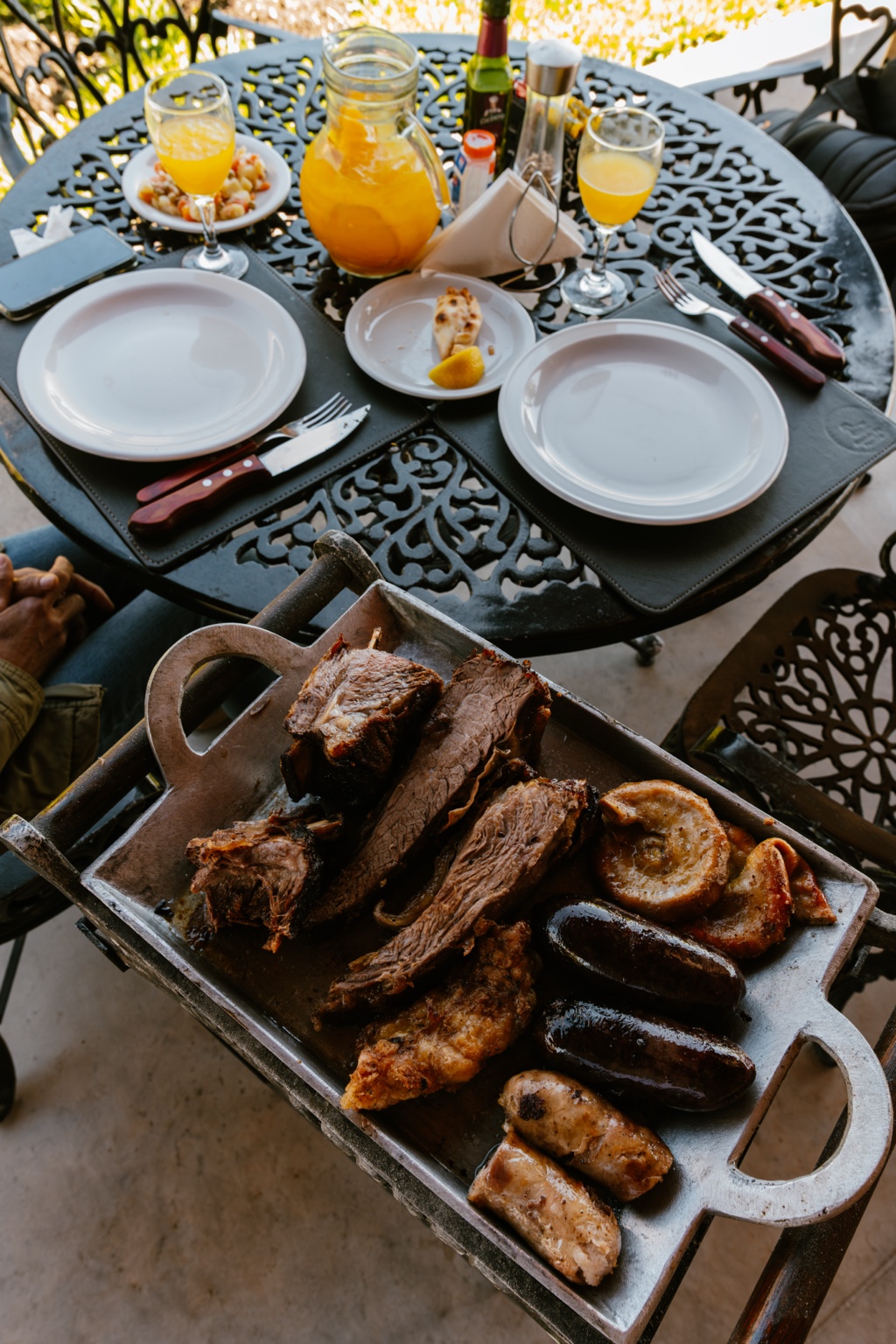 Parrillada variada con carnes y chorizos a las brasas