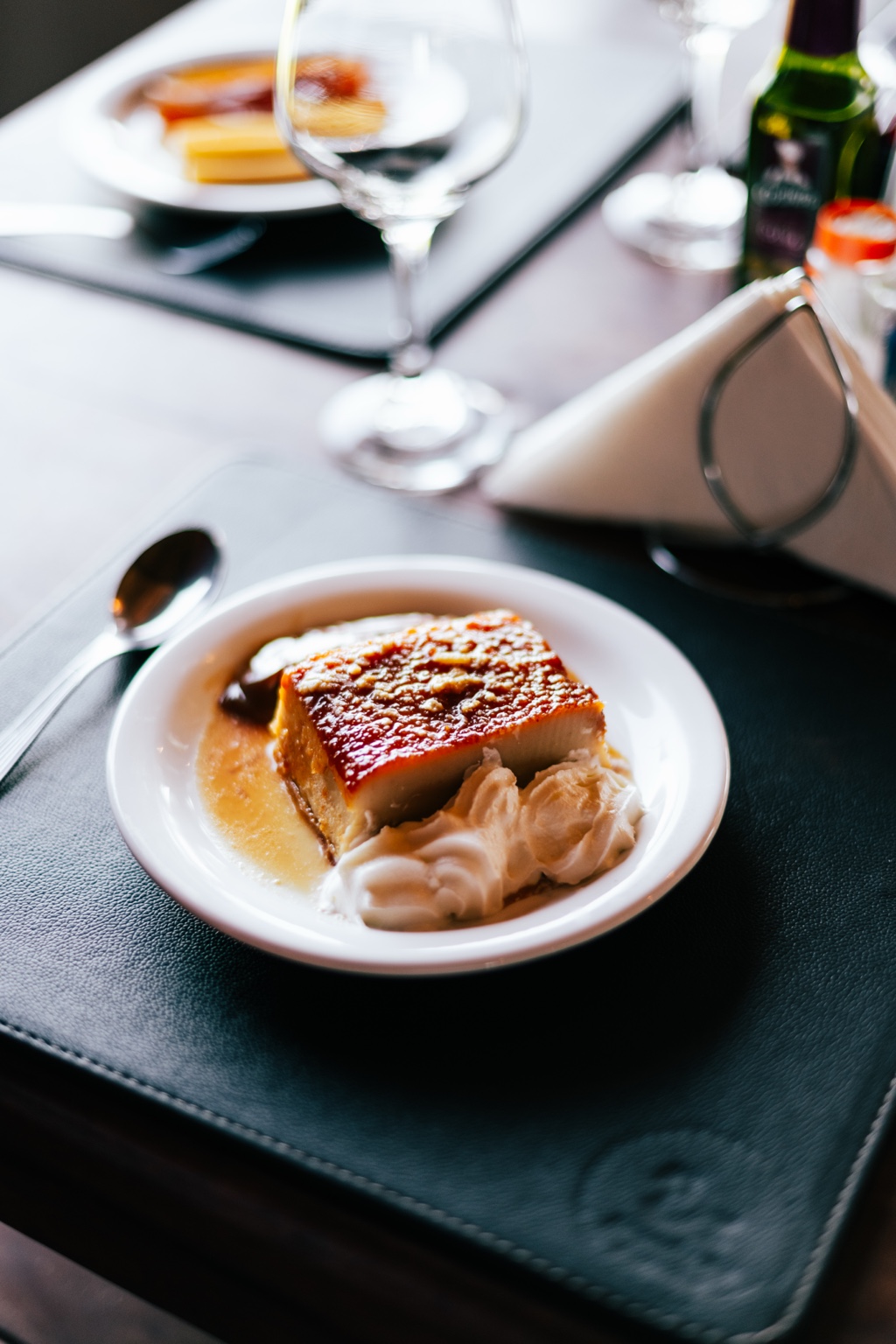Porción de postre casero servida en la mesa